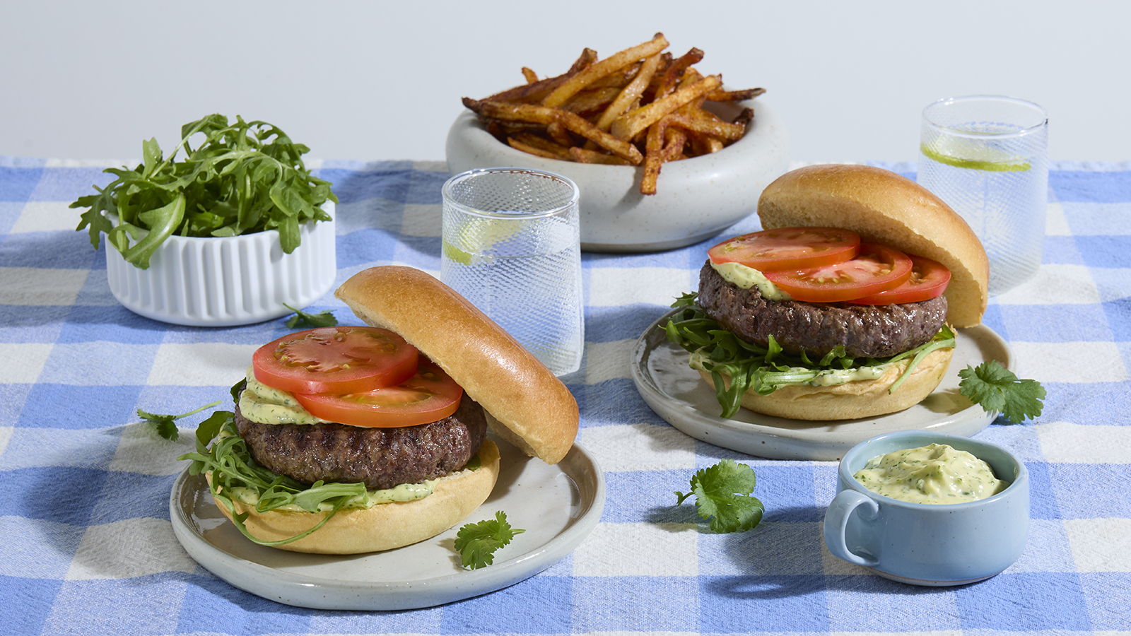 Hamburger med hjemmelaget korianderaioli og skinny fries