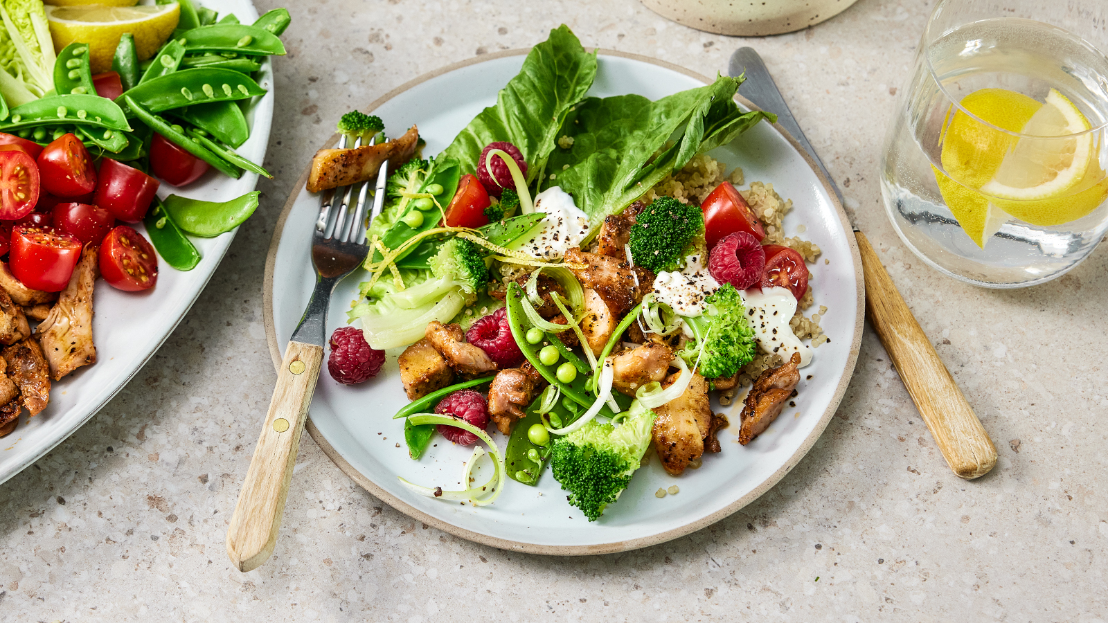 Lun kyllingsalat med frisk yoghurtdressing
