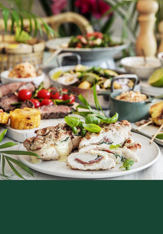 Et bord fylt av deilig grillmat