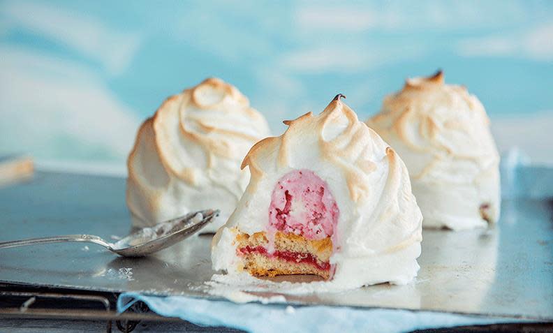 Marengskake med is og bær, laget i porsjonskaker med rosa iskrem på sukkerbrødbunn, og stekt marengs på utsiden.