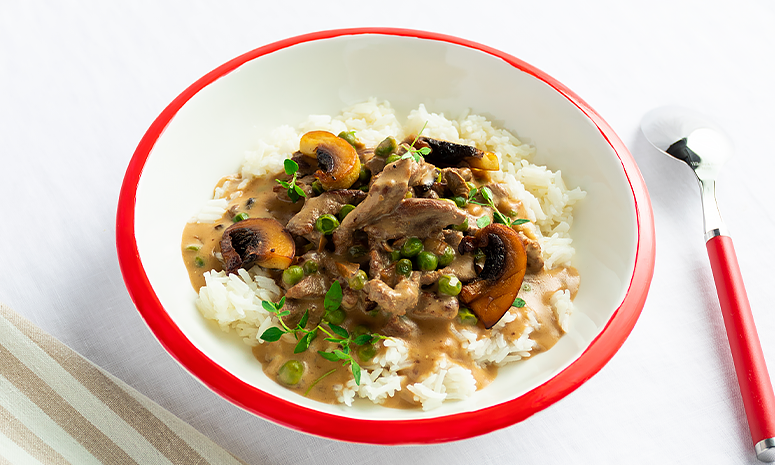 Jegergryte med sopp, erter og ris på tallerken