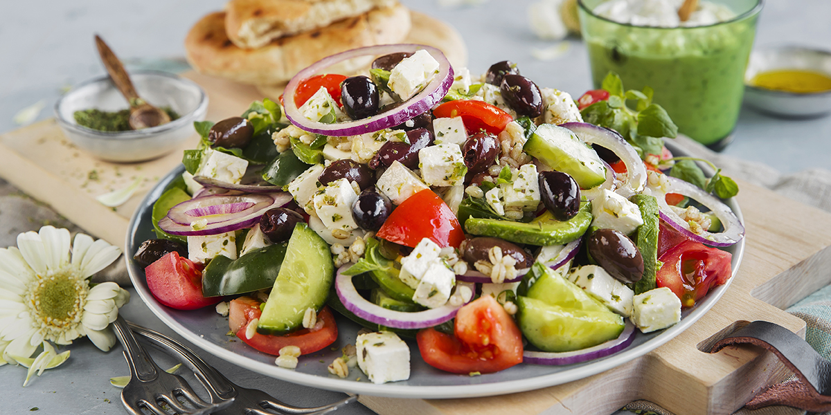 Raus og mettende gresk salat med byggryn