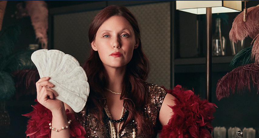 Kvinne i kjole med vifte av bind i hendene