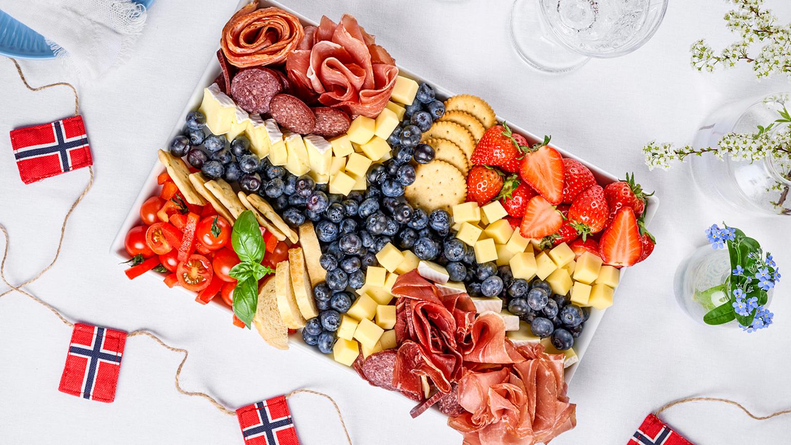 Spekefat i flaggets farger med Stranda spekeskinke fra Grilstad, tomater, blåbær, ost, ritz kjeks, jordbær, spekepølse og basilikum.