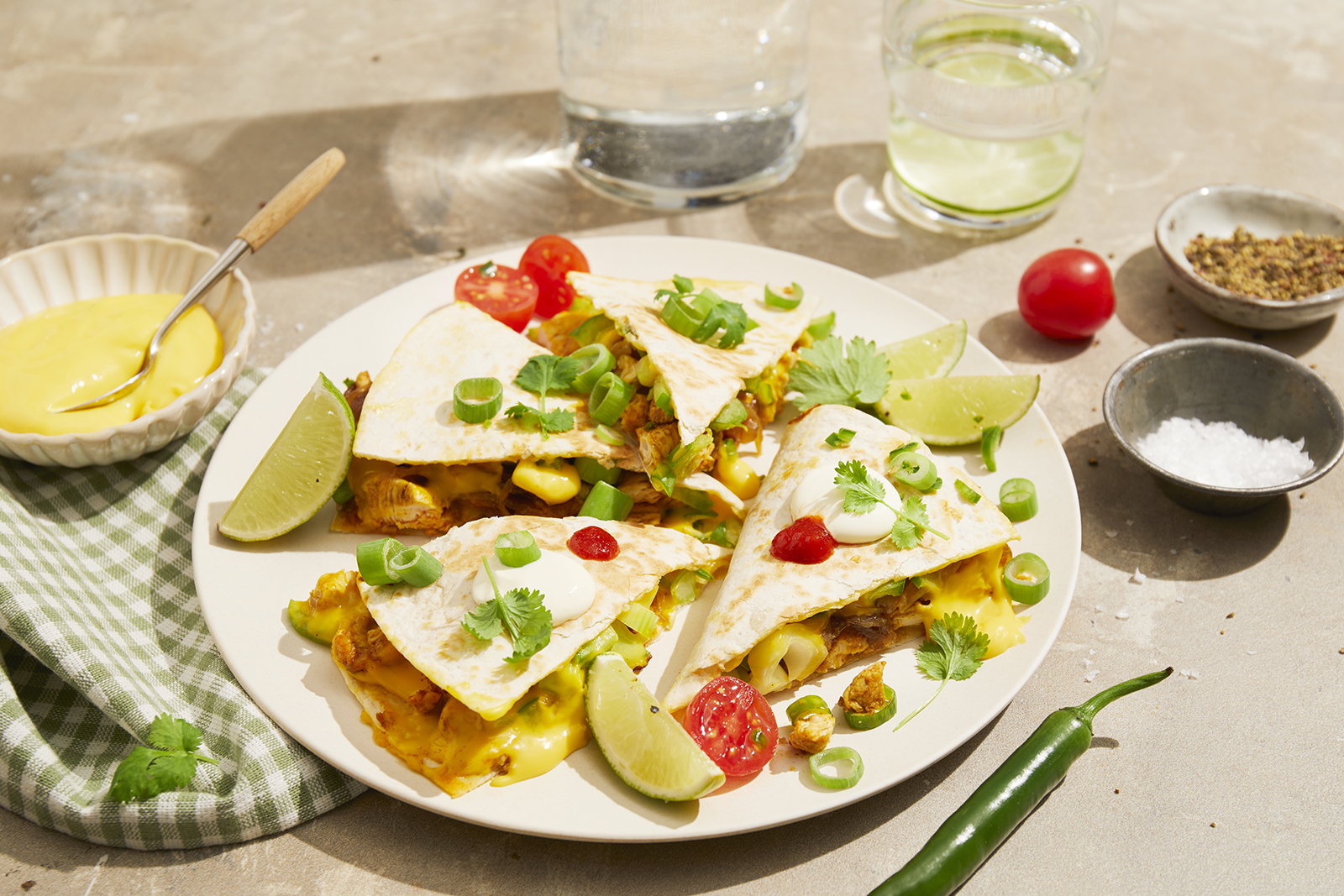 Quesadilla med Kavli Cheddar Dipp og karamellisert løk