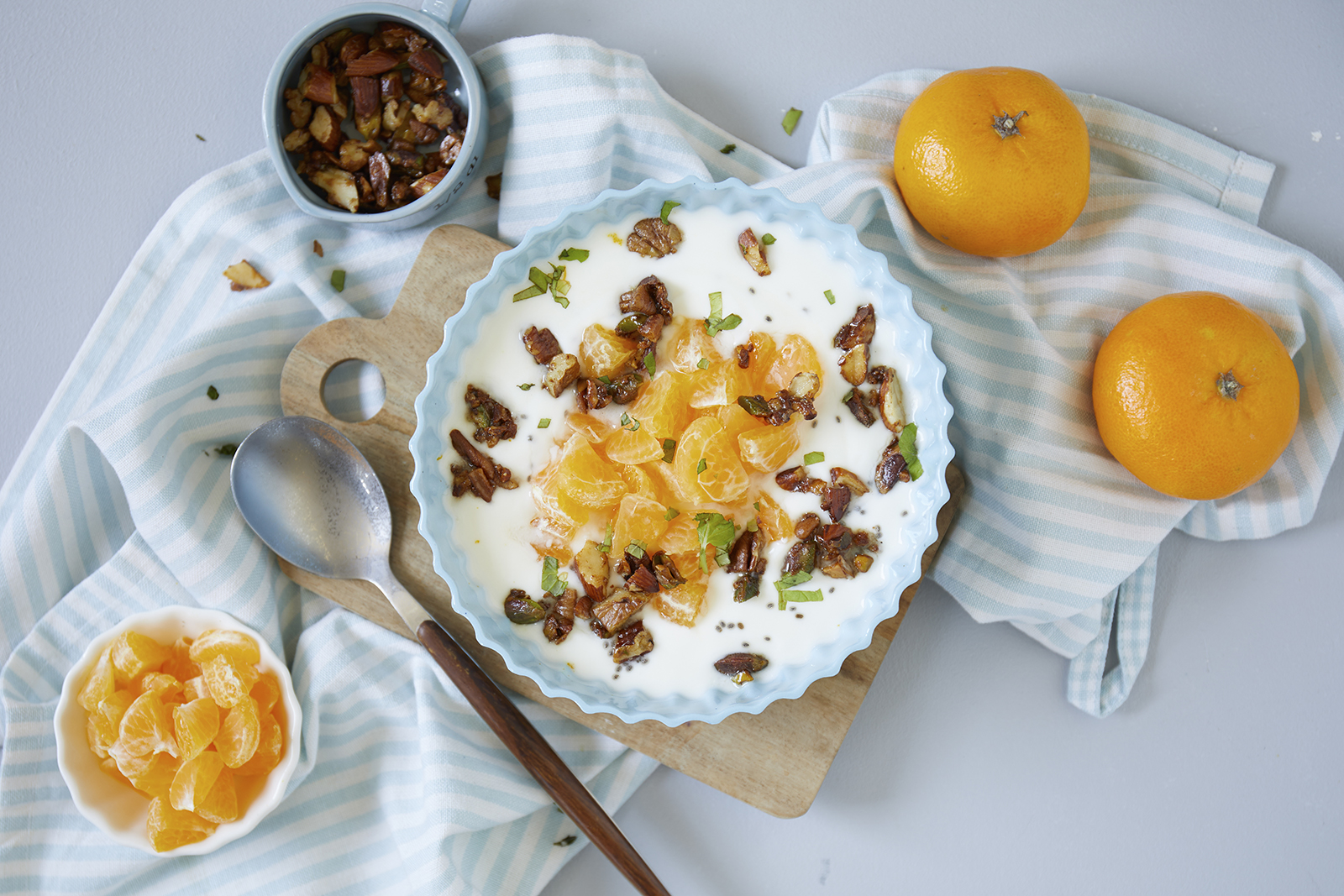 Yoghurt bowl med klementin og honningglaserte nøtter