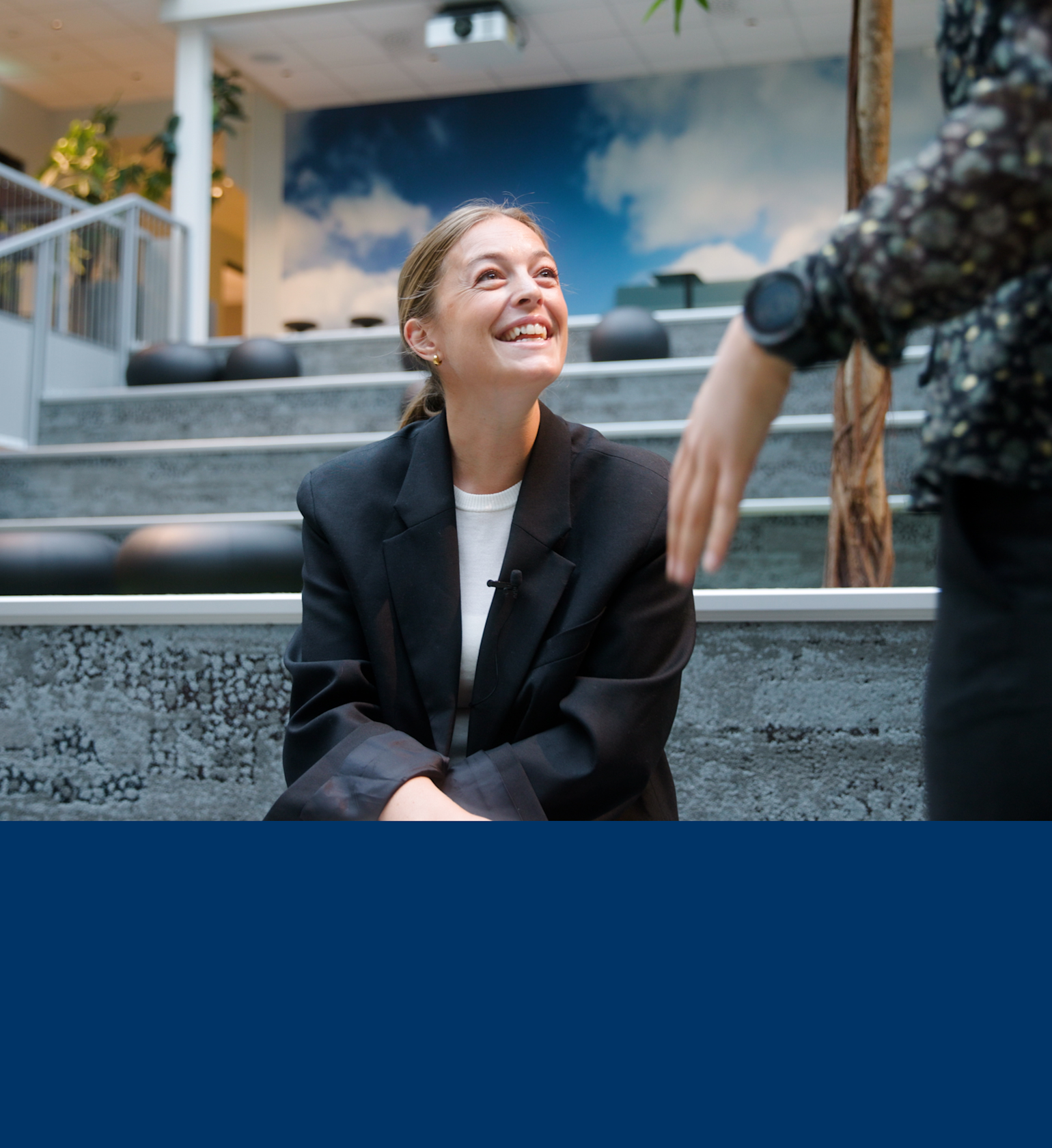 banner kvinne ser på annen kvinne i trappen mobil