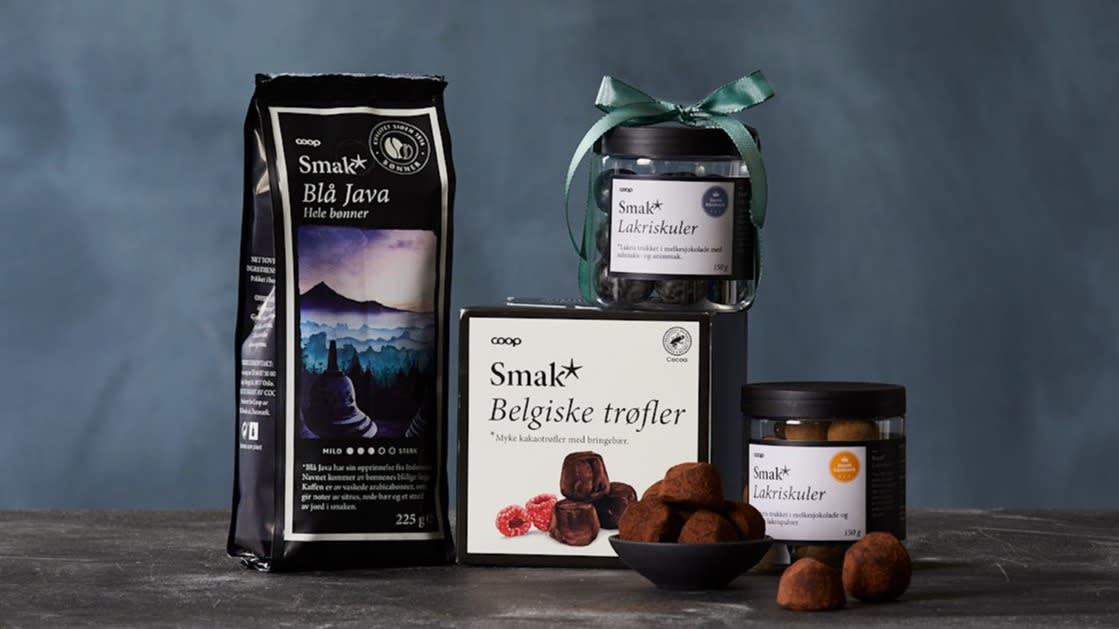 Smak* Blå Java kaffe, Belgiske trøfler og lakriskuler med sjokolade, på mørk bakrunn.