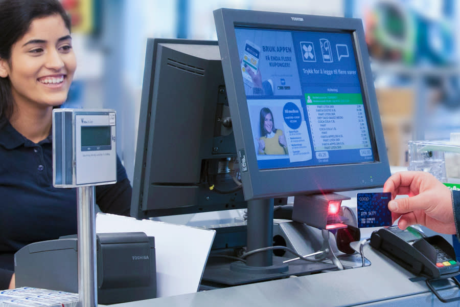 Kvinne bruker Coop medlemskort i kassen