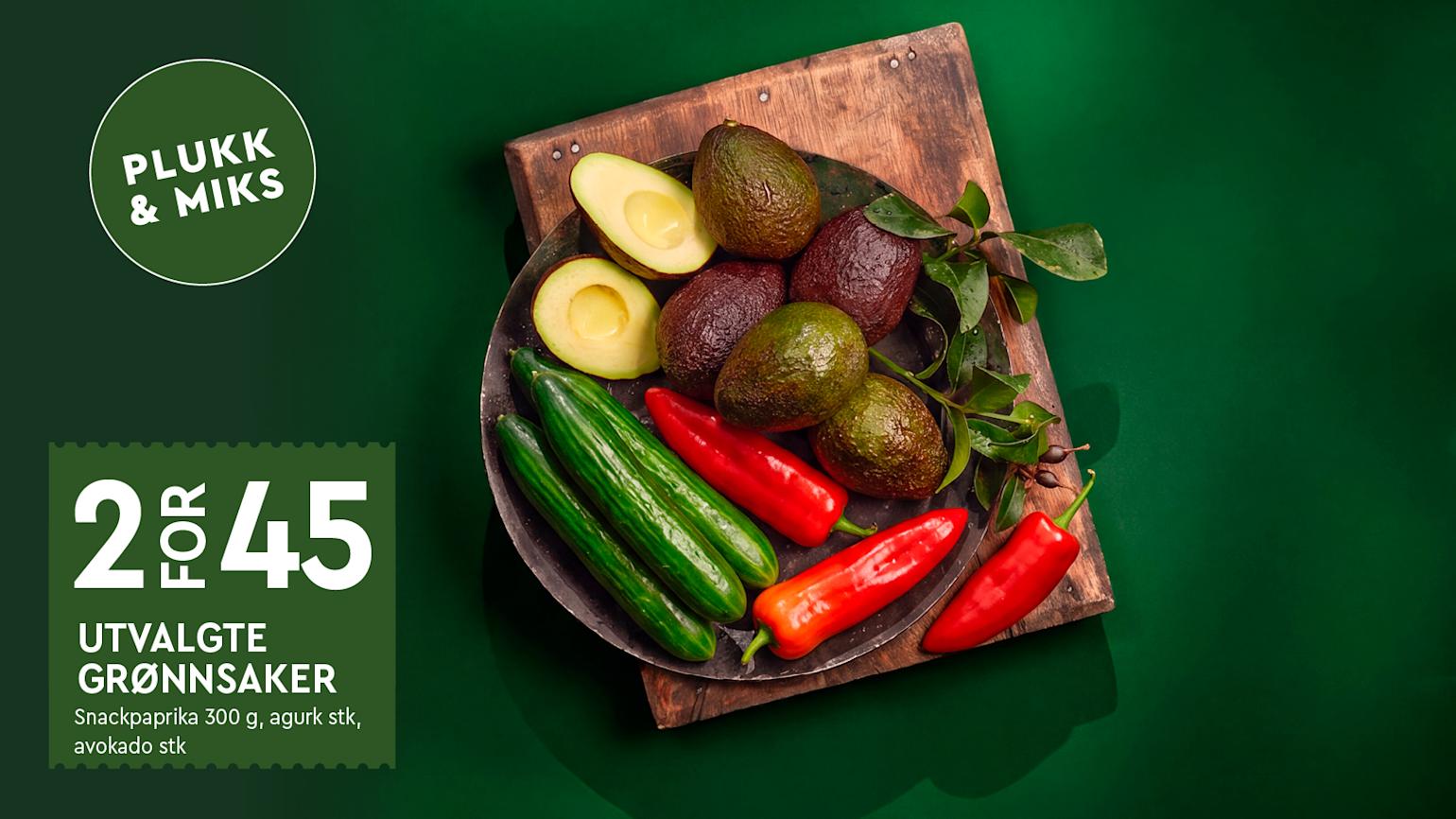Del av fruktsjefens favoritter. Avocado, agurk og paprika ligger tett i en skål som står på en lys trefjøl.