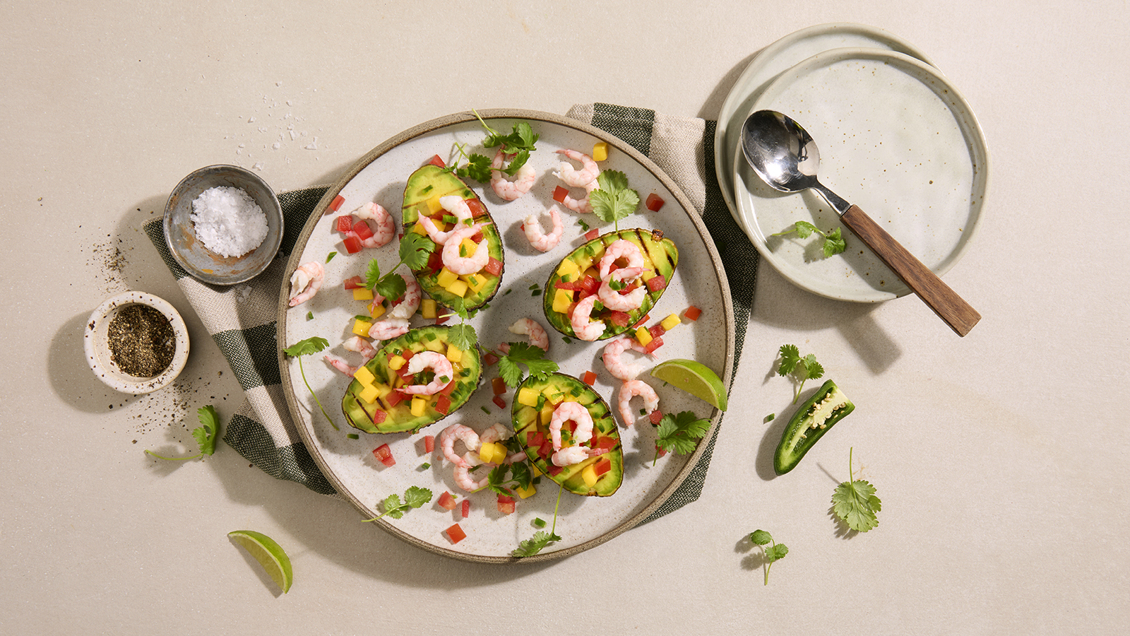 Grillet avokado med mangosalsa og reker
