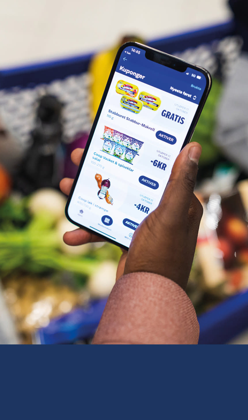 Mann sjekker kuponger på mbilen