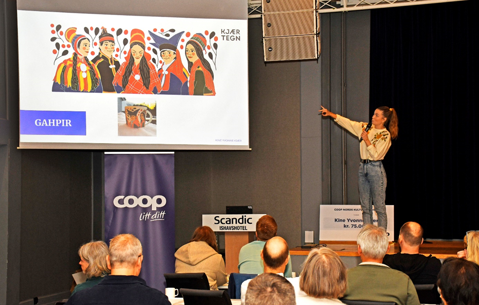 Kine Yvonne Kjær har hele verden som arbeidsplass, fra sitt kontor i Tromsø. Hun har en stor spennvinne i oppdrag og hva hun leverer designet sitt på. Her er kunsten hennes på Havneterminalen i Tromsø. (Foto: Rune Stoltz Bertinussen, Krysspress)