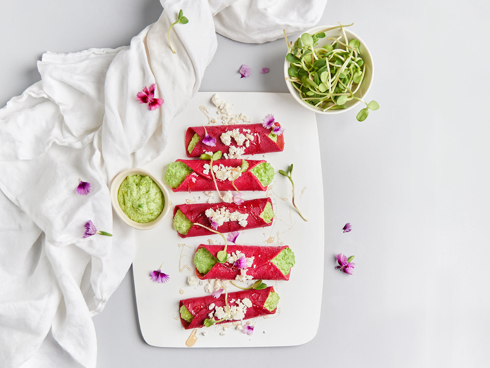 Rødbetepannekaker fylt med yoghurt og pesto