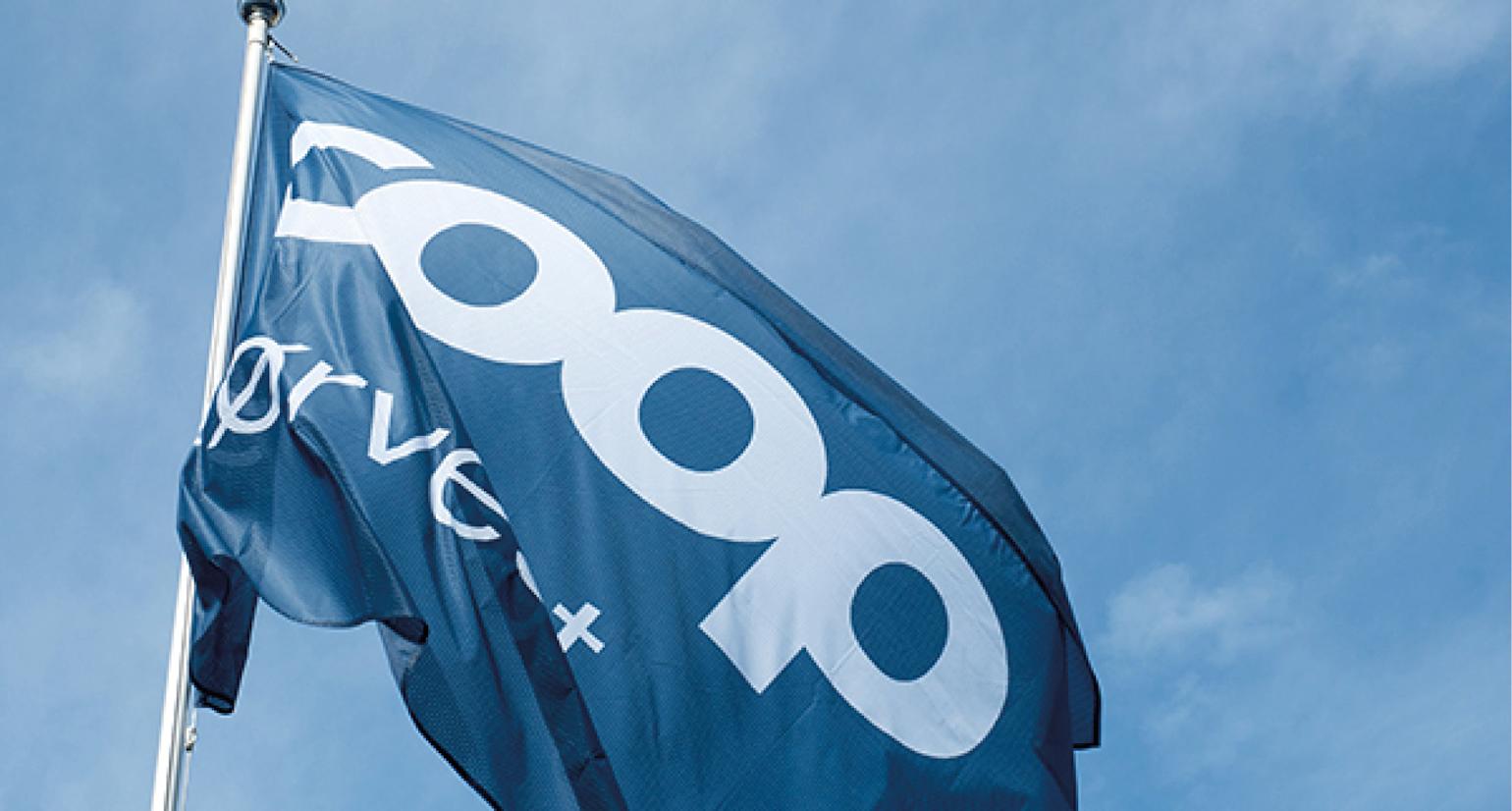 Blått Coop Sørvest flagg svaier i vinden.