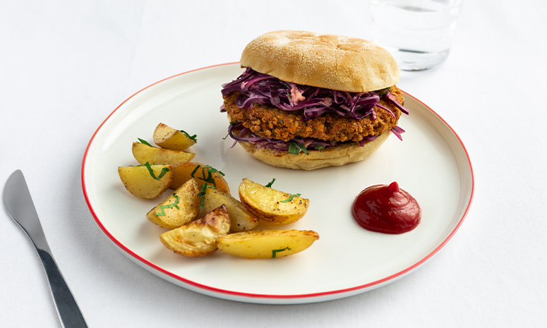 Helsprø fiskeburger med rødkålslaw og potetbåter