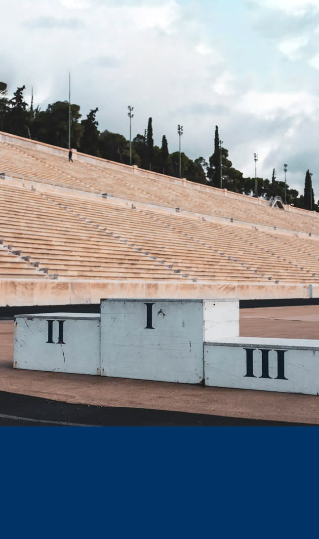 Hvit vinnerpall på et idrettsanlegg