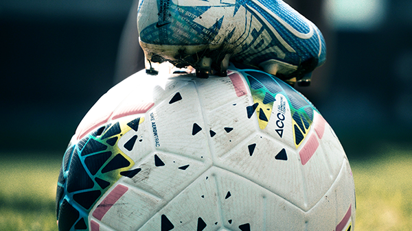 Fotballsko står på en fotball.