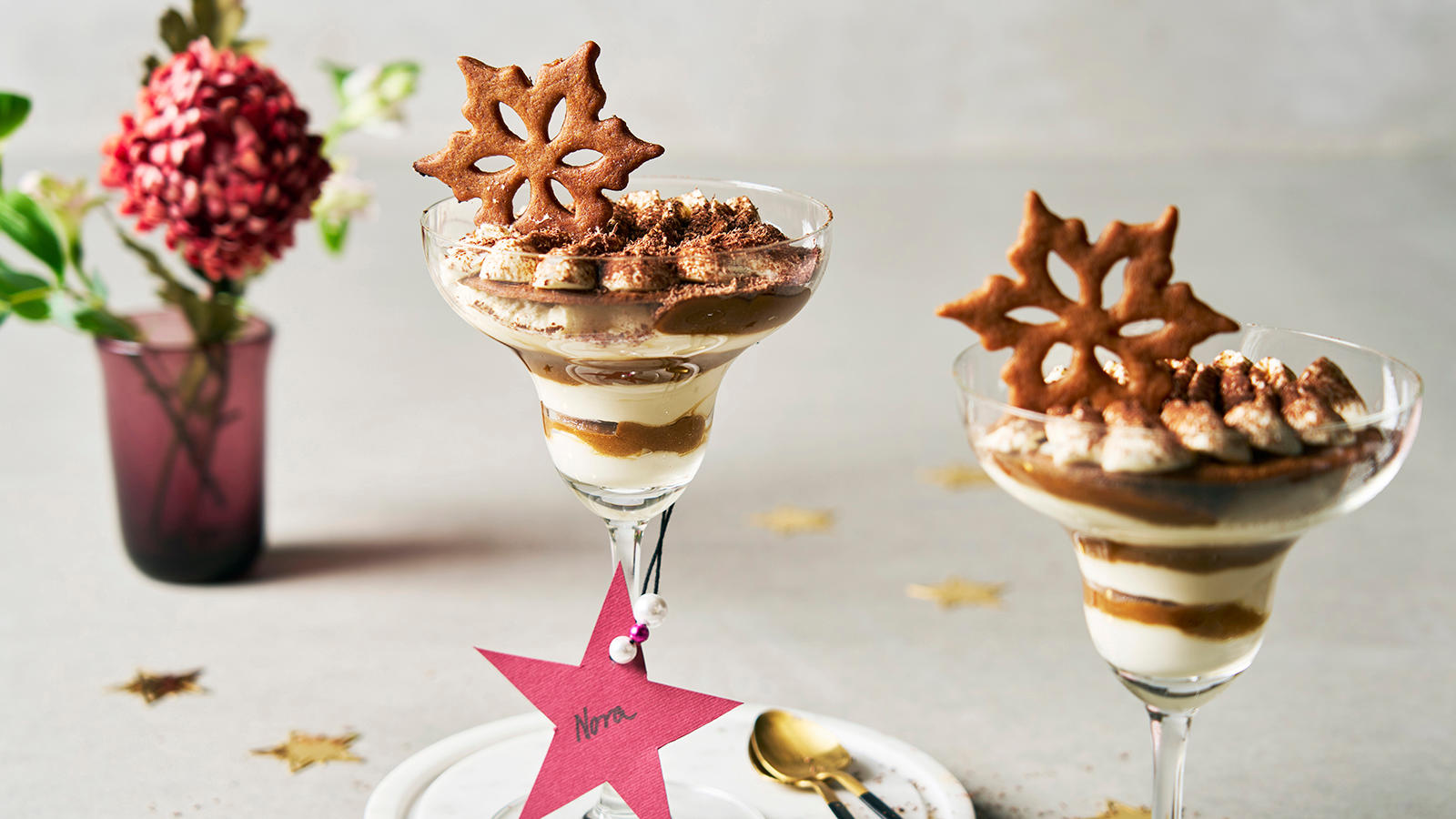 Alkoholfri tiramisu med pepperkaker servert i stettglass, og pyntet med pepperkakestjerner.