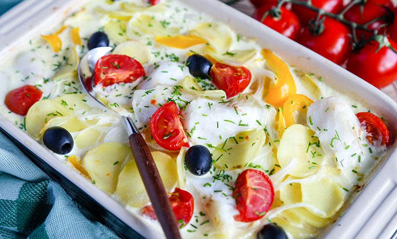 Hvit juksebacalao med lettsaltetet torsk, tomat, paprika, oliven og potetskiver, laget i ildfast form.