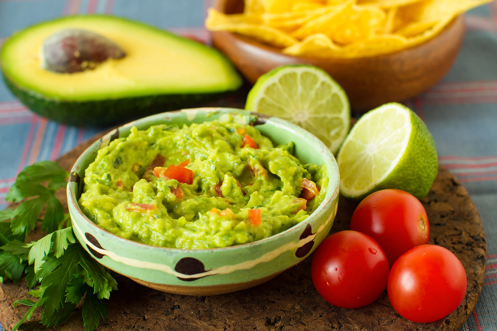 guacamole i bolle på bord