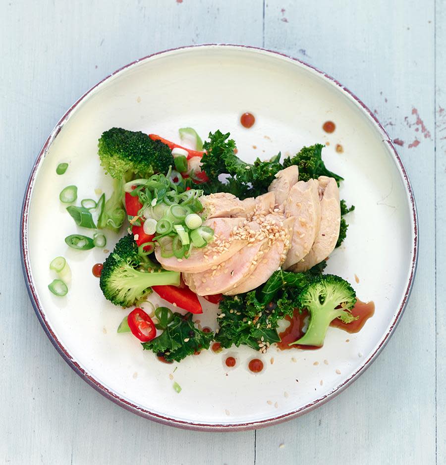 Ingefarposjert kylling med hoisinsaus i hvit skål ovenfra