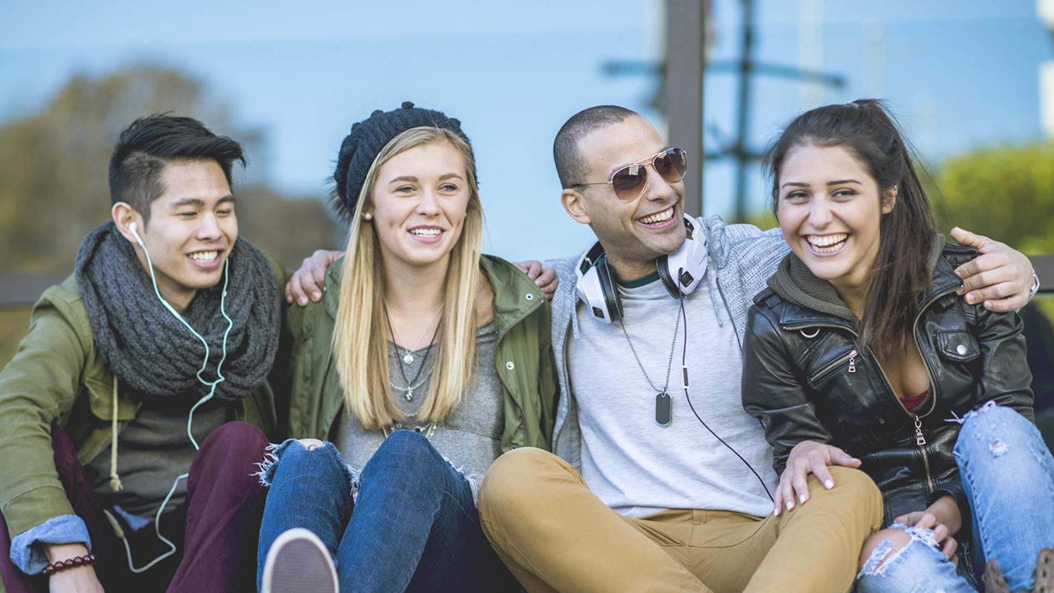 4 ungdommer som smiler til kameraet.
