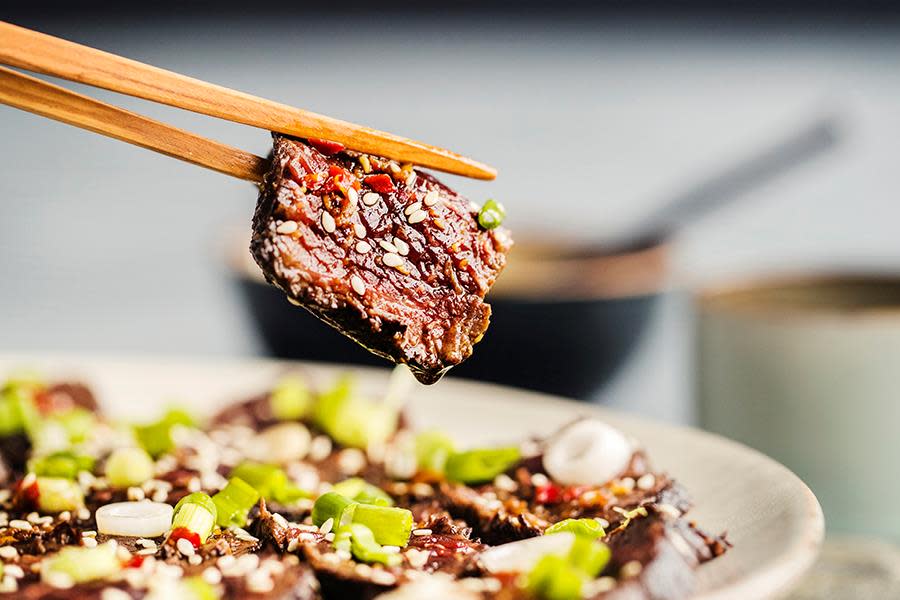 Nært bilde av tataki av hval