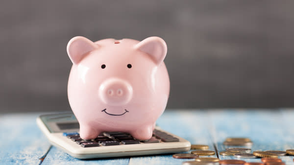 Rosa sparegris på en kalkulator