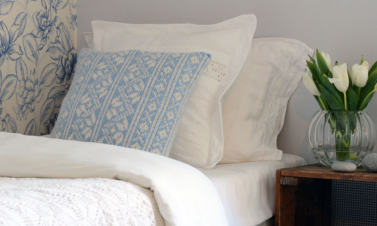 Koselig seng redd opp med mange puter