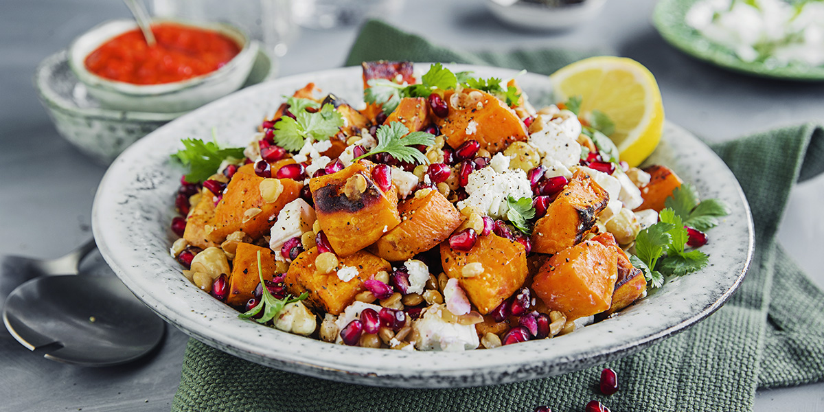 Søtpotetsalat med fetaost og harissadressing
