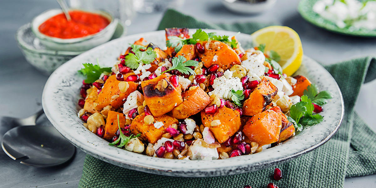 Søtpotetsalat med ovnsbakt søtpotet, harissadressing, fetaost, pinjekjerner, granateplefrø og urter.