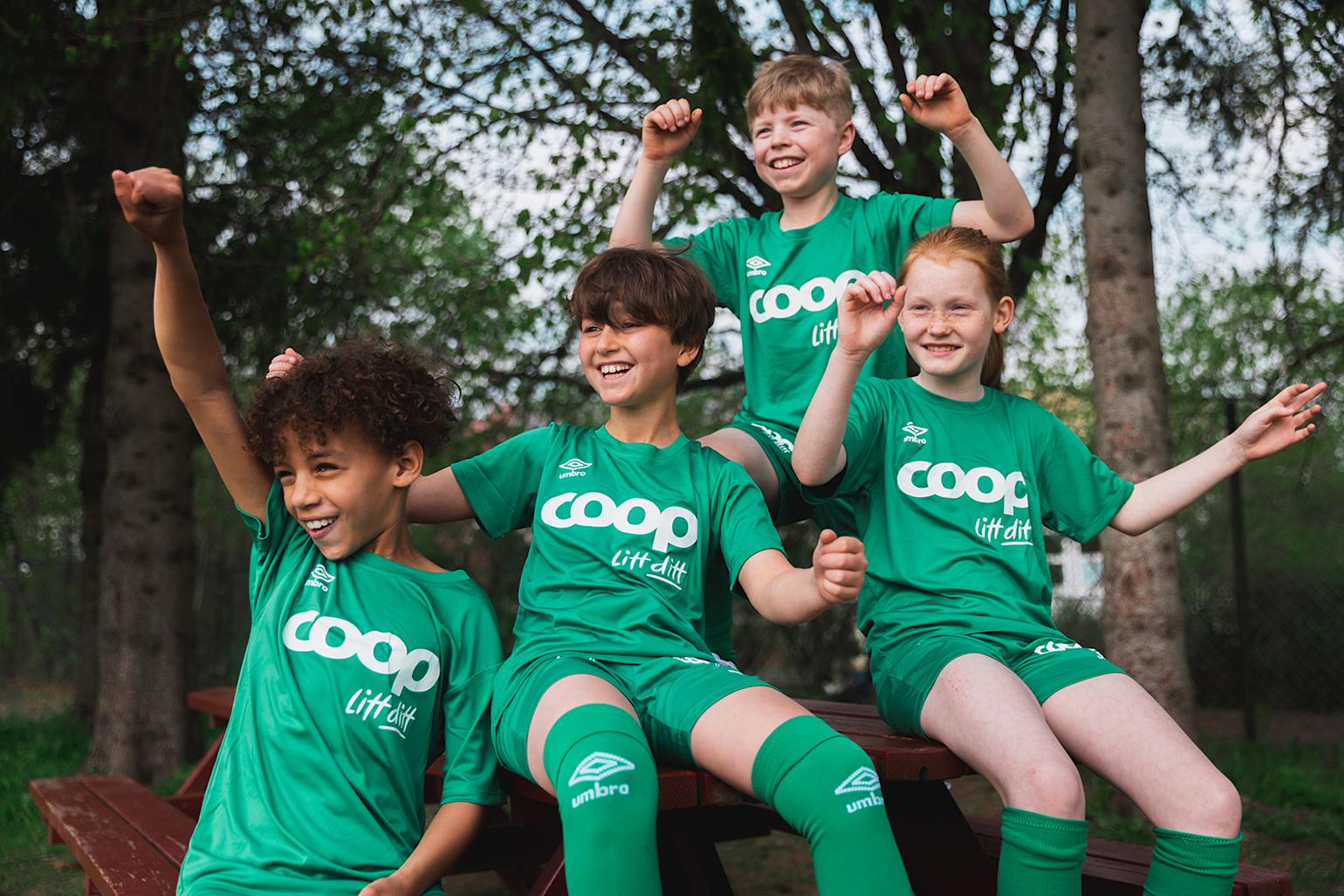 Glade barn i grønne Coop drakter