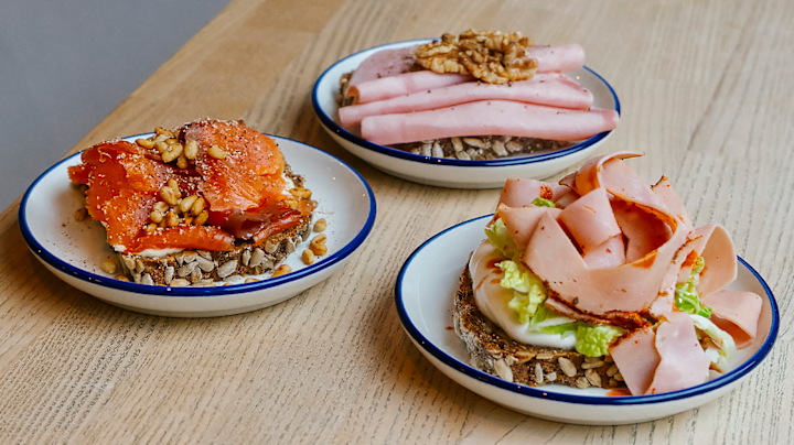 Tre snitter på under 15 minutter på hver sin tallerken på et bord fra Dapper Bistro.