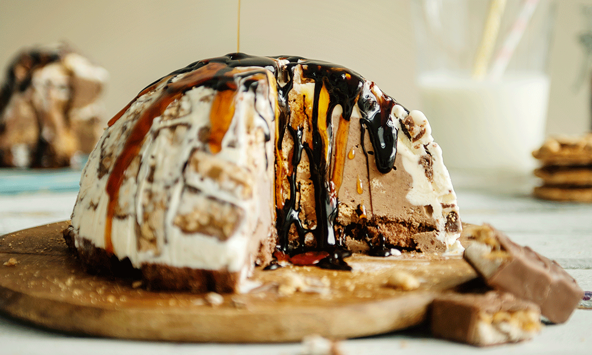 snickers iskake toppet med sjokolade- og karamellsaus