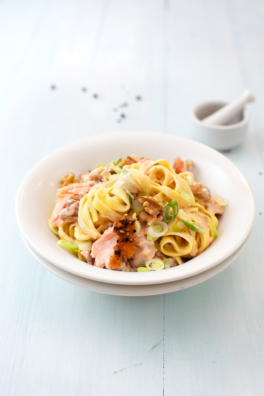 Kremet pasta med laks og valnøtter