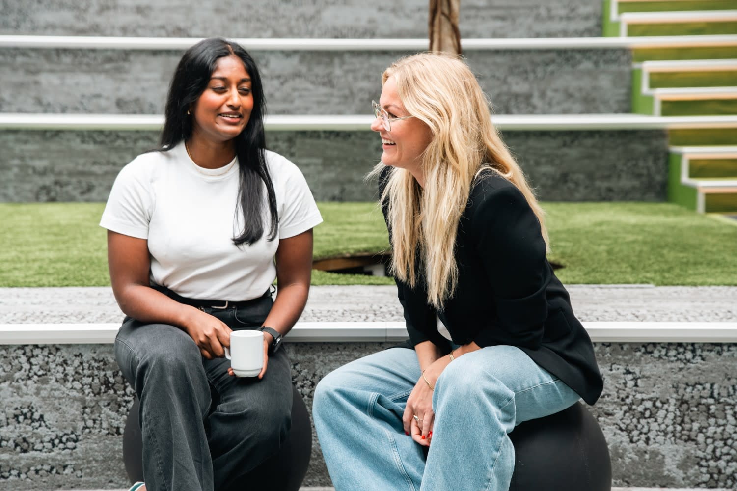 to damer sitter og ler