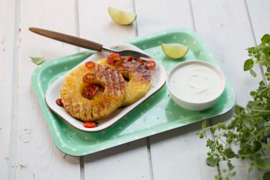 Fat med to hele ringer med ananas som er grillet med chili i ringer og servert med kesam og lime.