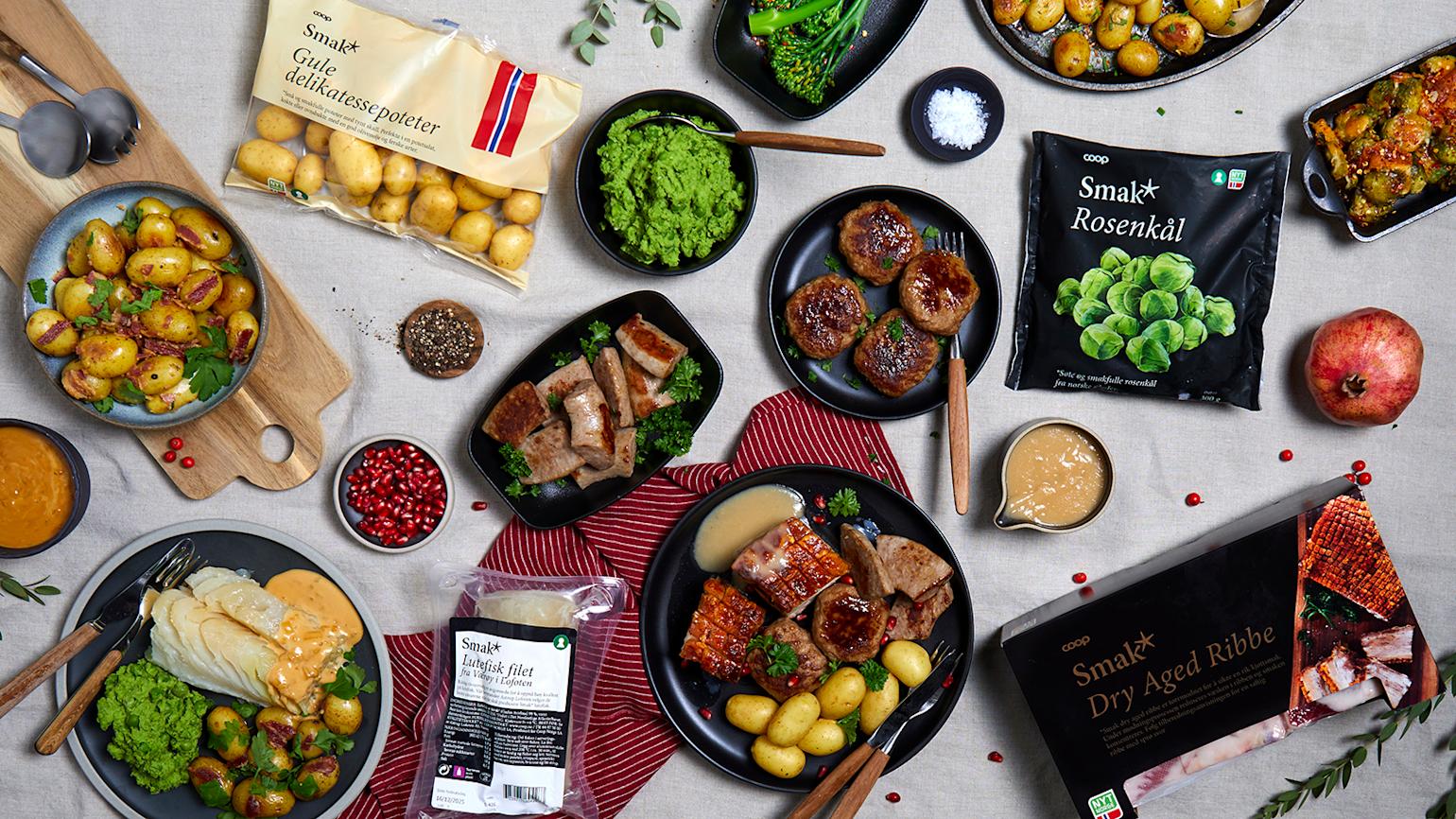 Et utvalg Smak* juleprodukter, tilberedt og servert på asjetter og i skåler på linduk med rødt kjøkkenhåndkle, blant annet Dry aged ribbe, lutefisk, julepølse og medisterkaker.