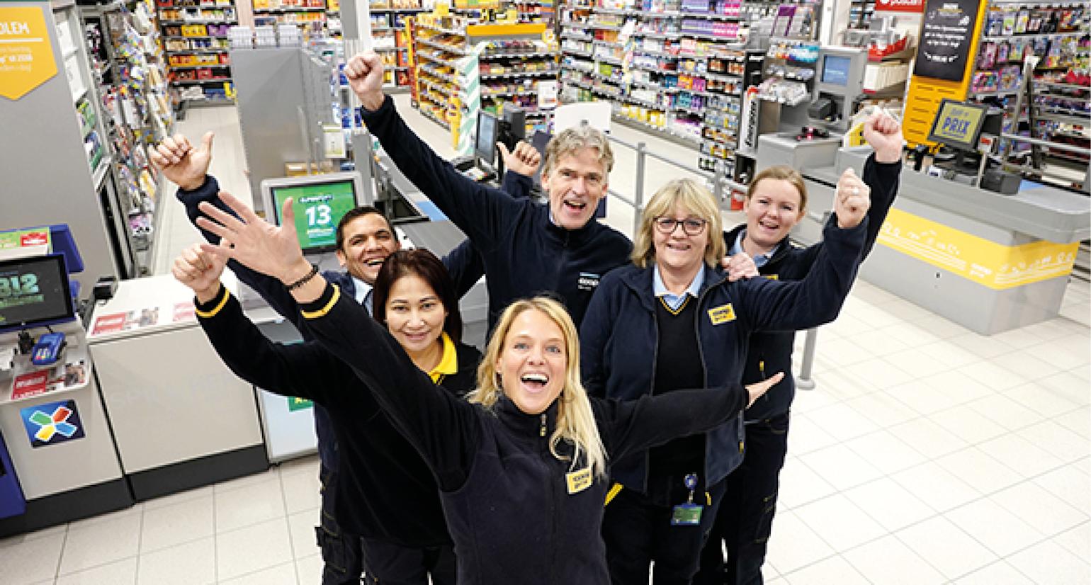 Flere ansatte med henda i været.