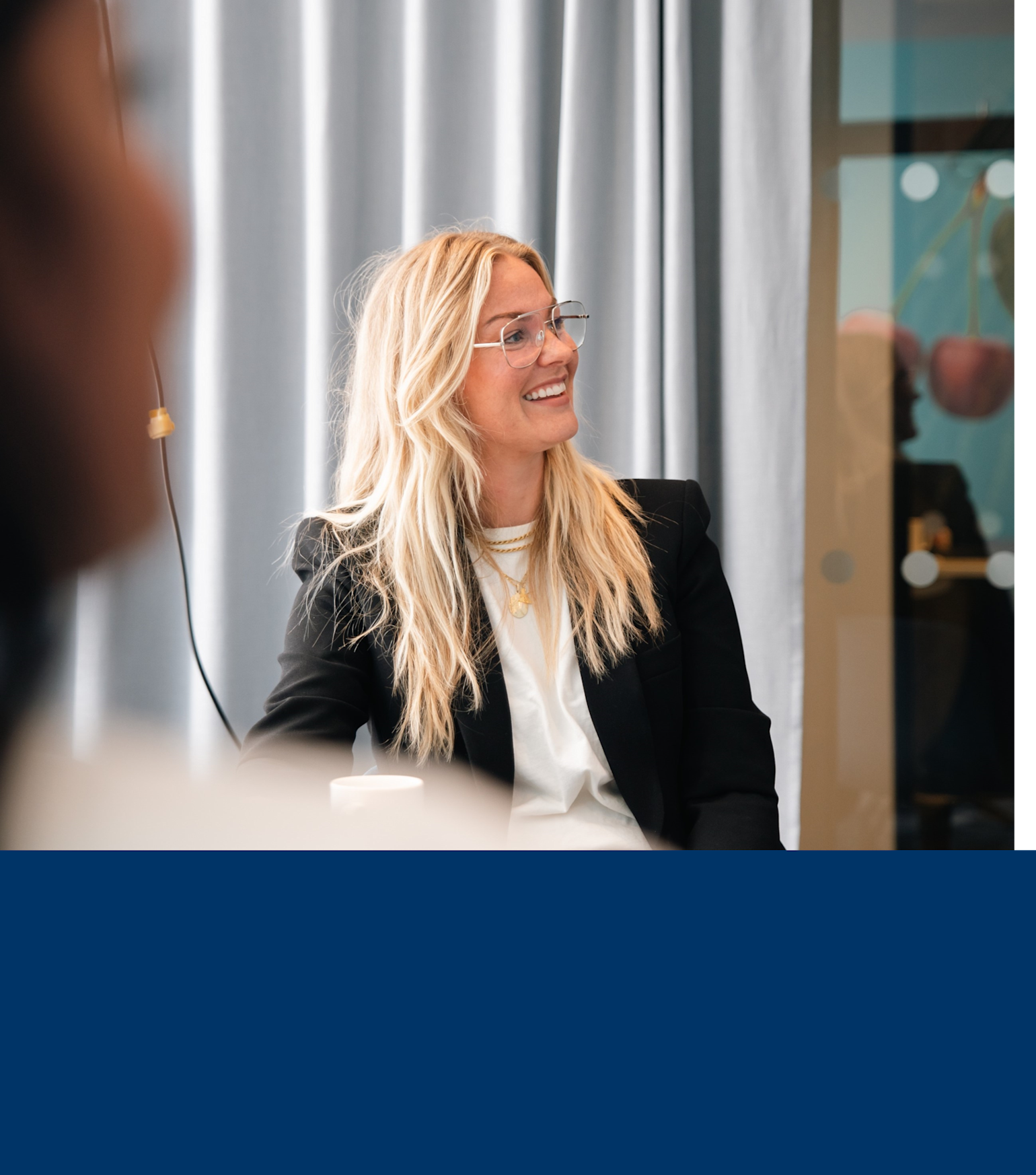 Mobiltilpasset kolleger ser på mobil