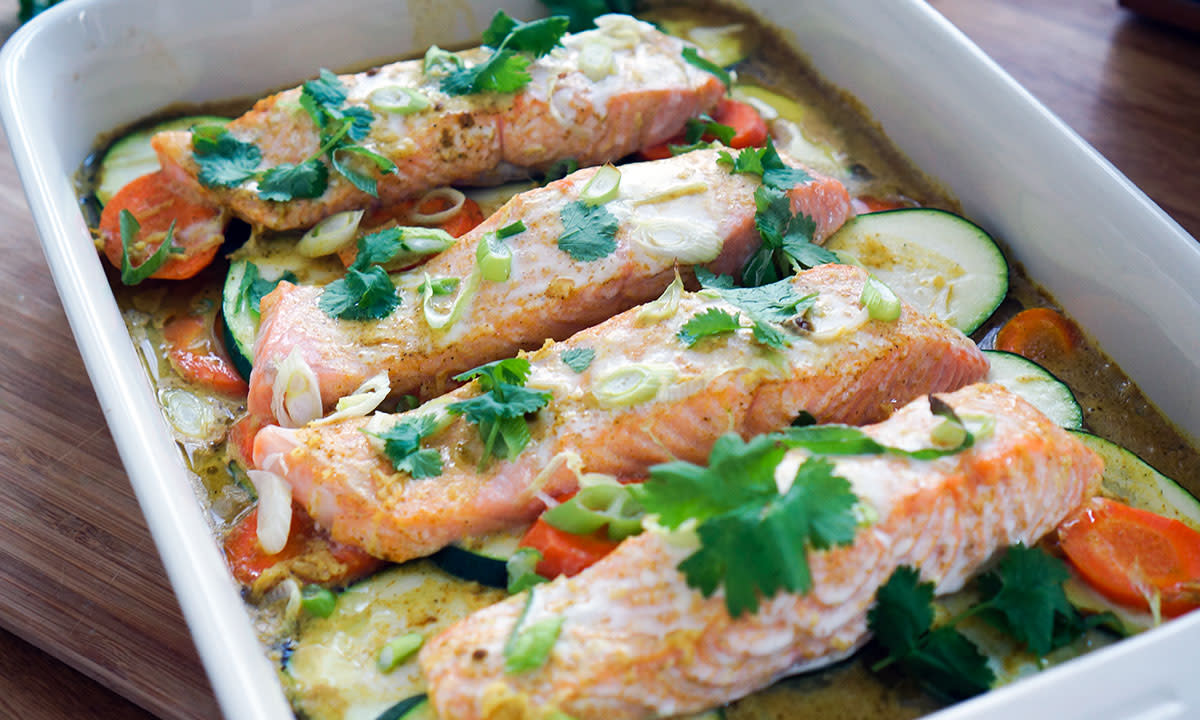 Ovnsbakt laks med grønnsaker i currysaus i ildfast form