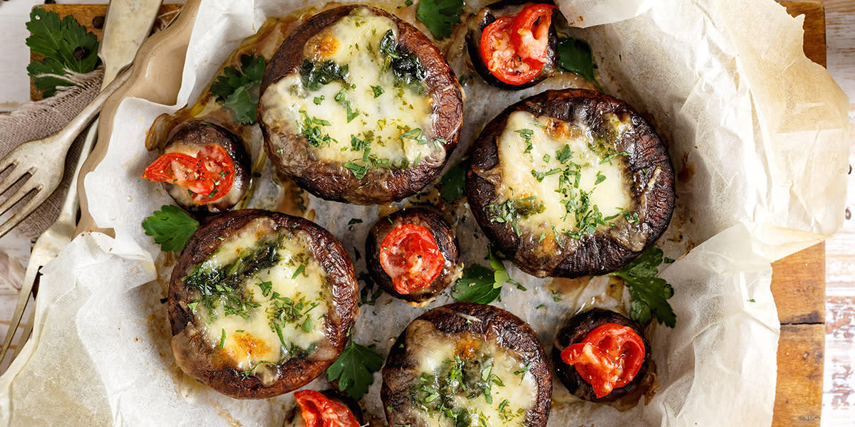 Fylte portobellosopp med smeltet ost, hakket persille og rød chili. Servert i ildfast form med bakepapir.