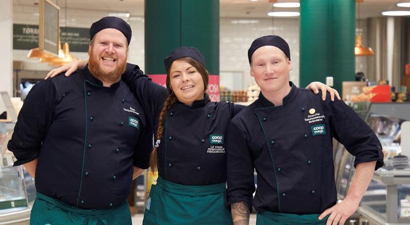 3 personer smiler til kameraet.