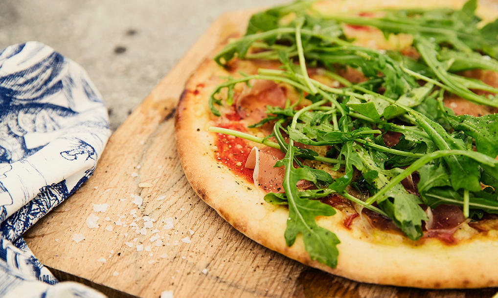 Grillet pizza med ruccula på fjøl