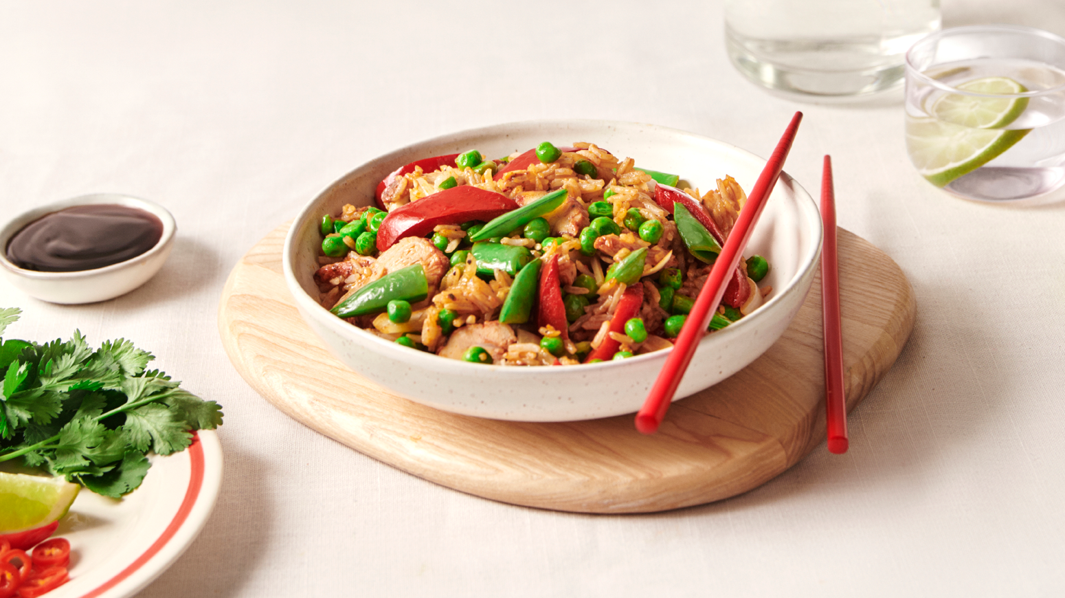 Kylling med soltørkede tomater og stekt ris.