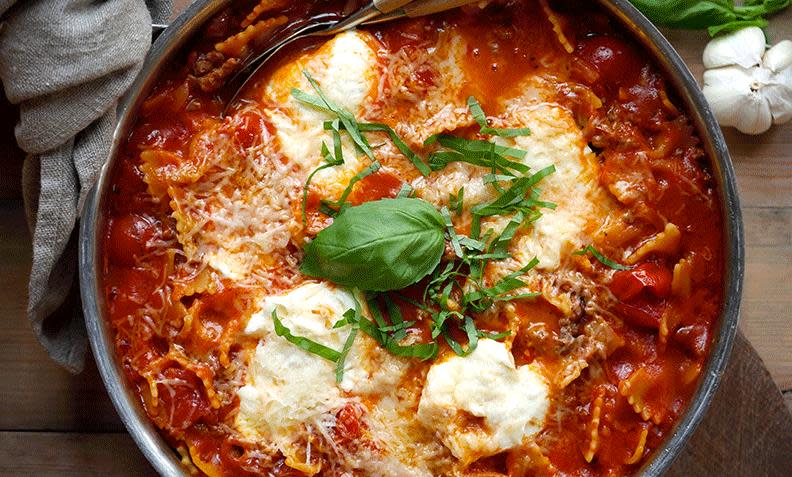 Jukselasagne med karbonadedeig og farfalle pasta, laget i stekepanne. Servert med mozzarella og fersk basilikum.