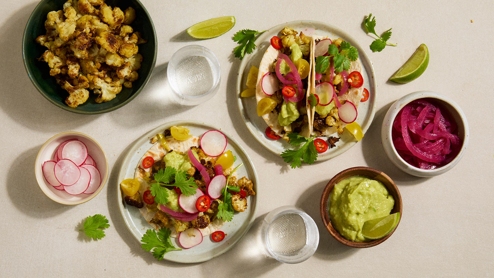 Vegetartaco med ovnsbakt blomkål og nykål, servert i små tacolefser med reddik, gule tomater, rød chili, frisk koriander og hjemmelaget guacamole.