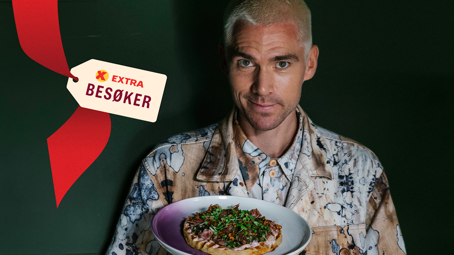 Extra besøker Skaal Matbar. Bilde av kokken som holder en tallerken med vaffel.