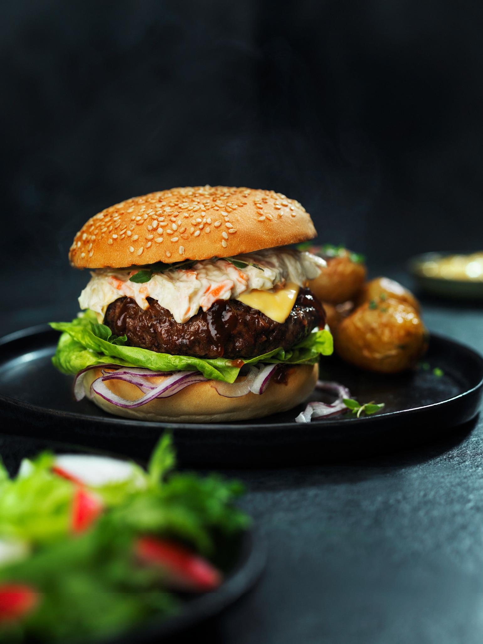 Hamburger på mørk bakgrunn